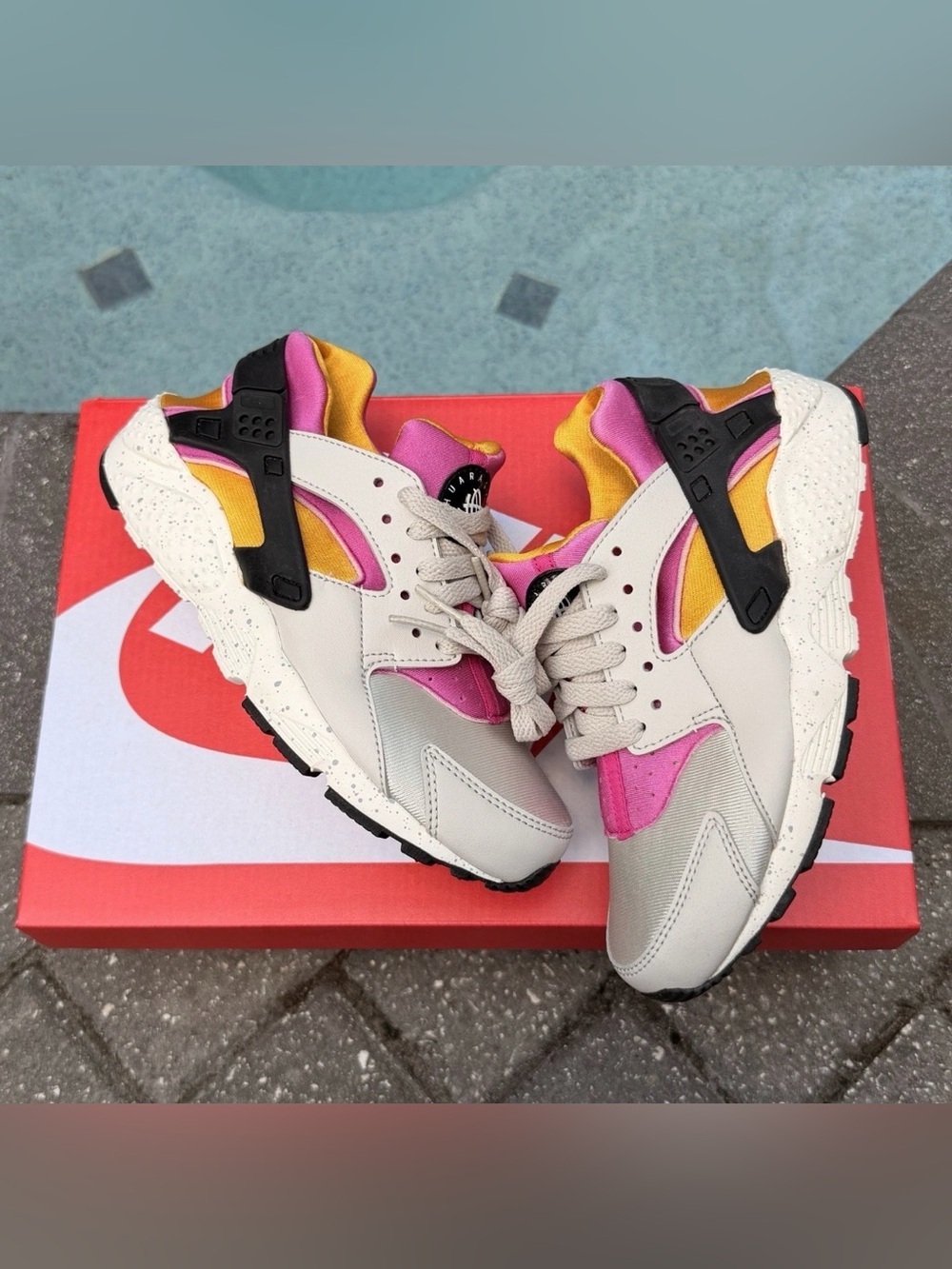 NIKE AIR HUARACHE RUN - GS SIZE 4Y - (654275-043)